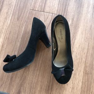 Black heels with bow